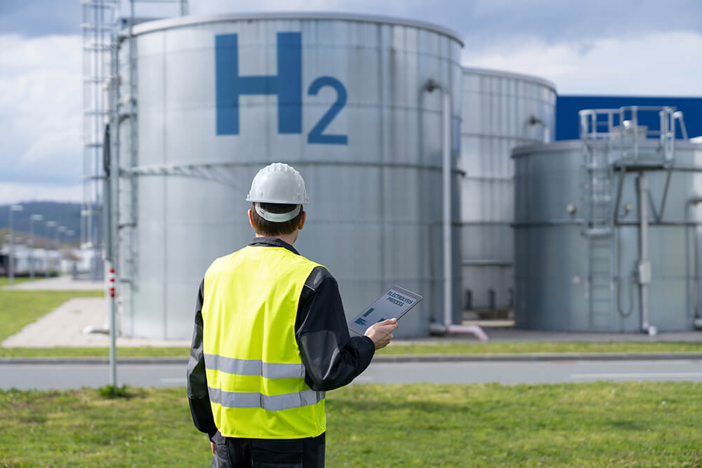Hydrogen tank and worker